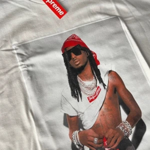 Supreme Playboi Carti Photo Tee - Helt ny Supreme Playboi Carti Photo T-Shirt i sin orginal förpackning. Storlek medium i vit färg. Hör av er vid intresse 🤞