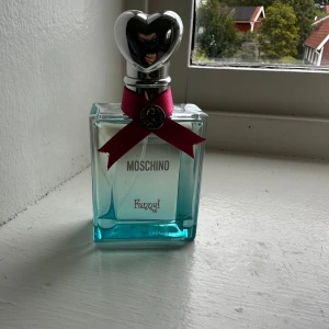 Moschino Funny! parfym med hjärtlock - Moschino Funny! parfym. Endast testad en gång, supernice doft men har för många parfymer. 