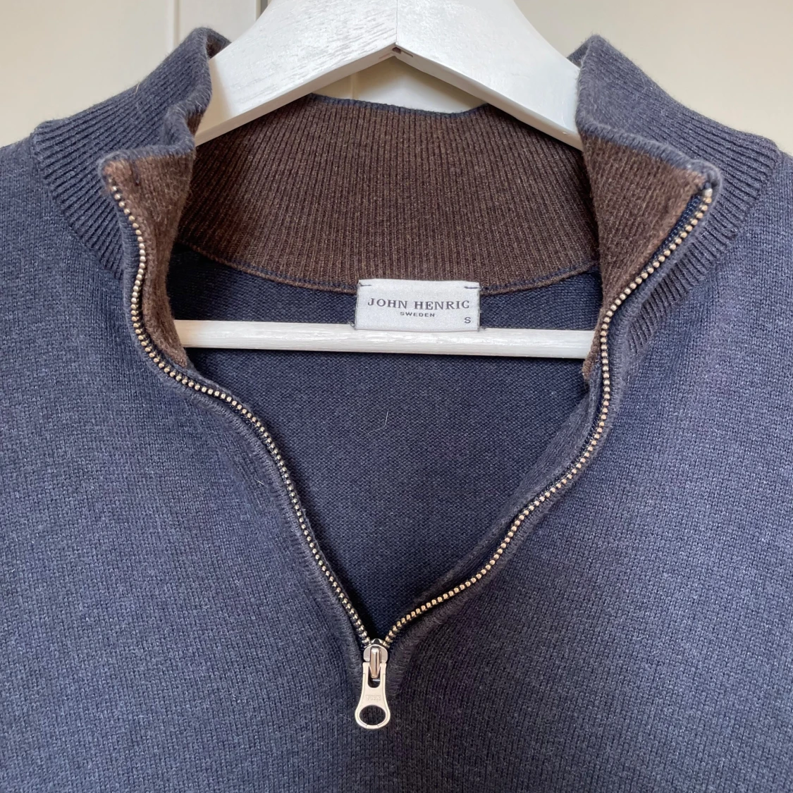 Mörkblå stickad tröja från John Henric - 2