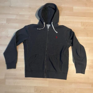 Mörkgrå hoodie från Polo Ralph Lauren - Mörkgrå hoodie från Polo Ralph Lauren. Nyskick! Priset kan diskuteras 