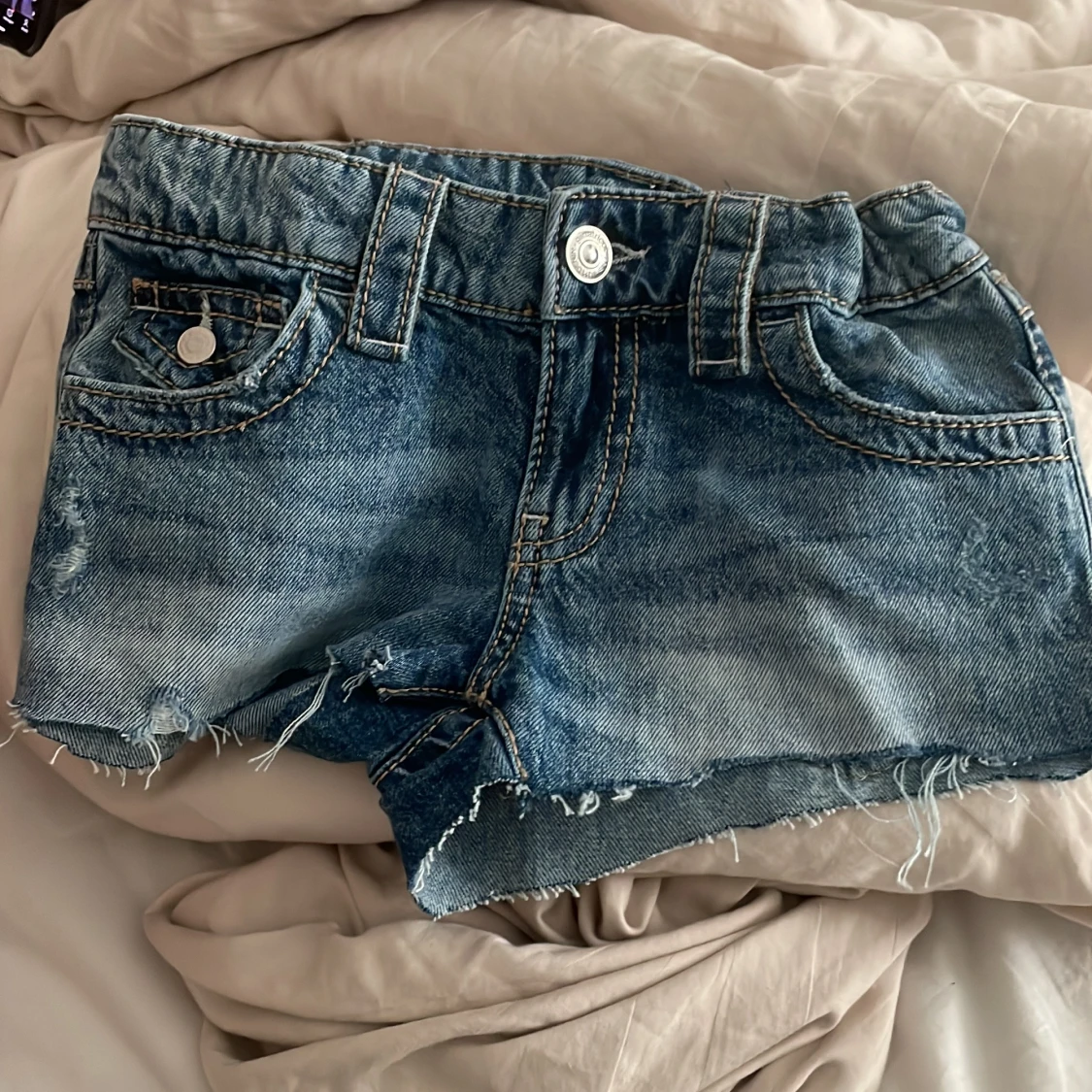 Blå jeansshorts från Gina Tricot
