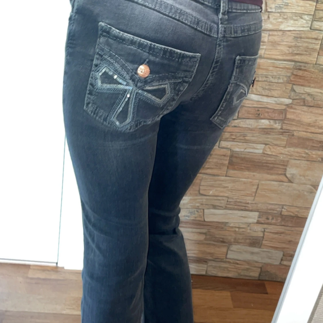 Svarta bootcut jeans med paljettdetalj - 2