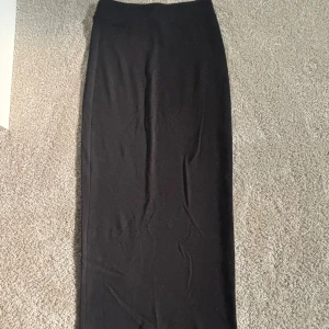 Svart kjol - Är storlek xs. Kjolen slutar under knäna ungefär, alltså ingen långkjol. 