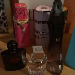 Parfymkollektion med designerflaskor - Säljer en samling parfymer med unika flaskor från bland annat Jimmy Choo, Saint Laurent, Armaf och Carolina Herrera. Färgglada och lyxiga designer, som en svart glittrig flaska, en rosa med gulddetaljer och en skoformad flaska. Perfekt för dig som älskar snygga parfymflaskor.
