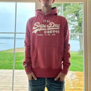 Superdry Hoodie - Röd Superdry hoodie i bra skick | Storlek: S | Jag är 182cm och väger 65kg📏| Vid frågor eller diskussion om pris är det bara att skriva ✍🏼 | Frakt inom 48h📦