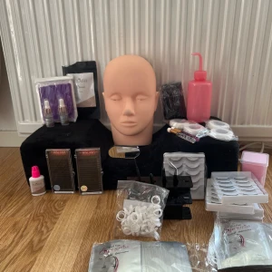 Stort kit för ögonfransförlängning - Komplett ögonfransförlängningskit med BISLASH Silk Volymfransar i C-böj, JuLash lim, primer och bonder, micro brushes, engångsringar, rosa pumpflaska och tillbehör. Perfekt för dig som vill öva eller jobba med fransar. Inkluderar övningshuvud och flera fransbrickor. Nästan allt är helt oanvänt men öppnat. Hela kitet kostar egentligen 1500 kr. Om ni vill ha separata bilder för varje produkt är det bara att säga till. Hör av er om ni har några frågor!😊🥰
