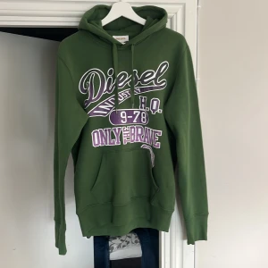 Helt Ny Disel Hoddie - Säljer en helt ny disel hoodie i storlek L, skulle dock säga att den sitter som en M. Jag säljer den för att den visade sig vara för liten för mig. Har ni frågor eller funderingar är det bara att höra av sig. 
