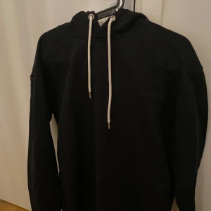 Les Deux Hoodie  - En Hoodie som är tjockare material så den funkar som en jacka, är aldrig använd men har inte förpackningen kvar. Skriv vid mer info.