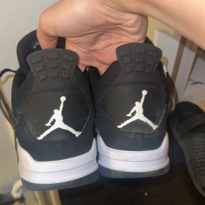 Jordan 4 - Svarta och vita Jordan 4 retros knappt använda.