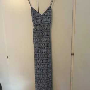 Blå långklänning - Snygg blå långklänning med smala axelband från Mango i storlek S för 250kr. Använd fåtal gånger. 