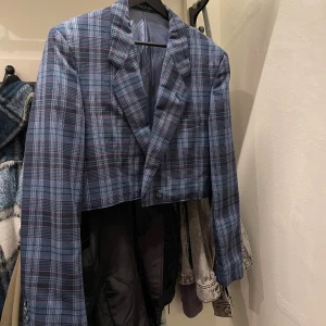 Croppad kavaj - Herrkavaj som jag sytt upp så den är croppad. Så sitter lite oversized på mig som är xs/s