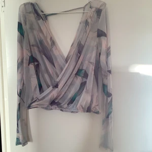 Mönstrad tränings set  från Fabletics, S - Säljer ett mönstrat träningsmetoder  från Fabletics i storlek S. Den har ett lila och rosa mönster med gröna detaljer, långärmad överdel och långa ben. Materialet är syntet och känns lätt och stretchigt, perfekt för dig som gillar färgglada plagg med unik design.