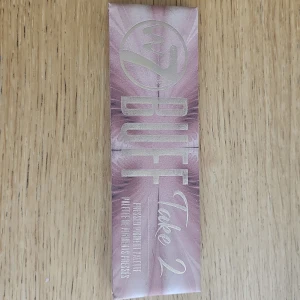 W7 Buff Take 2 ögonskuggspalett - Snygg ögonskuggspalett från W7 med 12 olika nyanser i både matta och skimrande toner. Färgerna går i nude, brunt, guld, rosa och grått. Paletten har en rektangulär form och kommer med en stor spegel på insidan av locket. Perfekt för att skapa allt från naturliga till mer dramatiska looks.