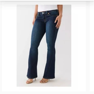 True religion jeans w28 - Storlek 28, dom har tyvärr blivit för små men dom är som nya. Ny pris 1300 men kan tänkas sälja för 850 kr. Skriv för egna bilder vid intresse!