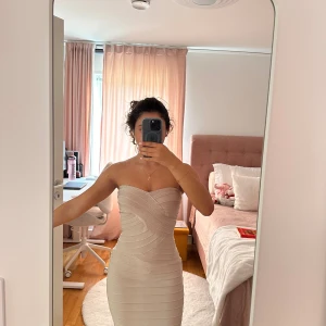 Champagnefärgad axelbandslös kortklänning - Säljer en superfin axelbandslös kortklänning i champagnefärg. Klänningen har en tight passform med markerade band med dragkedja bak för enkel påklädning. Helt oanvänd! Pris kan diskuteras 🥰