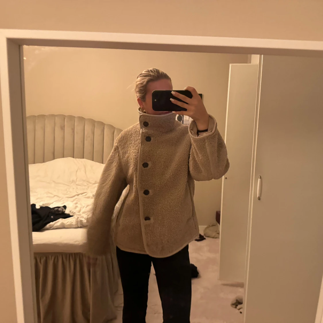 Beige teddyjacka med stora knappar - 2