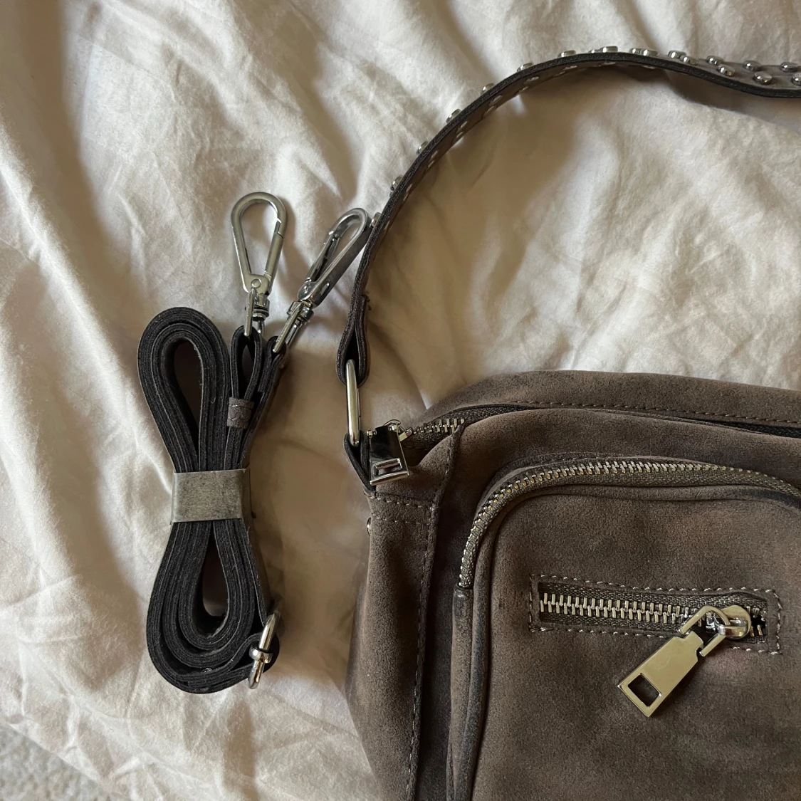 Brun grå mocka axelväska med nitar - 2