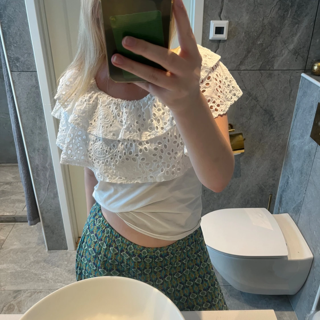 Vit blus med volang och broderi