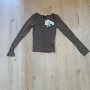 Brun långärmad topp Gina Tricot XS - Superskön brun långärmad topp från Gina Tricot i modellen Soft Touch Jersey Top. Toppen har rundad halsringning och är figurnära med stretchigt material som känns mjukt mot huden. Perfekt att styla med jeans eller kjol för en clean look. Aldrig använd och prislappen är kvar! 💕