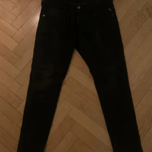 Svarta replay jeans - Ett par svarta replay jeans i formatet anbass, ett år perfekta jeans som gör din stil mer stilren