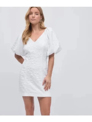 Vit kort puffärmad klänning  - Suuupersöt vit klänning från BikBok. Använd en gång och i nytt skick. Strlk 38 men brukar ha S och den passar jättebra. Perfekt till sommaren eller studenten.