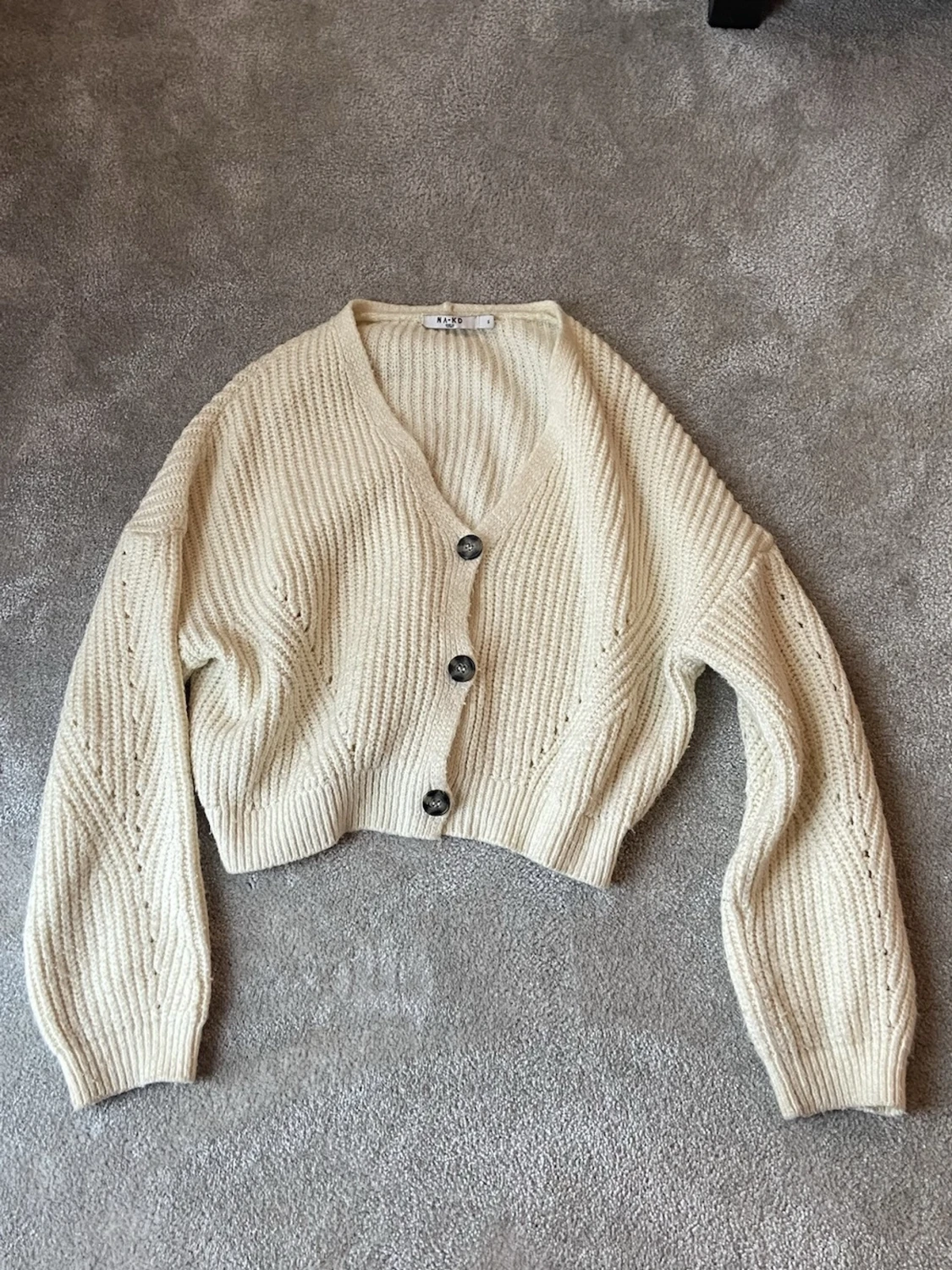 Beige stickad kofta från NA-KD