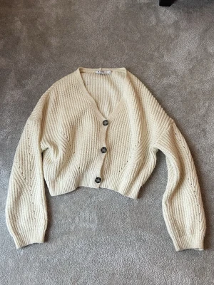 Beige stickad kofta från NA-KD - Säljer en beige stickad kofta från NA-KD💕