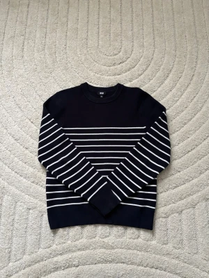 Uniqlo tröja  - Skick: 8/10 | Storlek: XS | Mitt pris: 499 | Inga defekter | Passar längd 165-170 | Mått Längd: 57 cm Bred: 44 cm | Hör av er vid frågor! 🙌