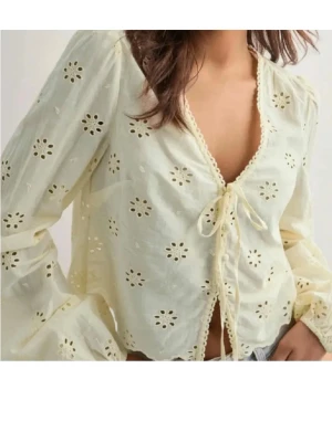 Gul blus från Nelly - Gul blus från Nelly i storlek xs. Säljer för jag inte hann skicka tillbaka, den är helt ny med prislappen kvar. Slutsåld på hemsidan💓