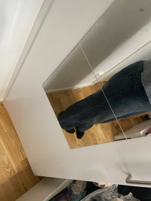 Mörkblå wide jeans - Säljer ett par mörkblå jeans med breda ben och klassisk femficksdesign. Jeansen har en loose passform och är tillverkade i jeansmaterial. Perfekta för dig som gillar avslappnad stil och vill ha ett par riktigt sköna byxor. 