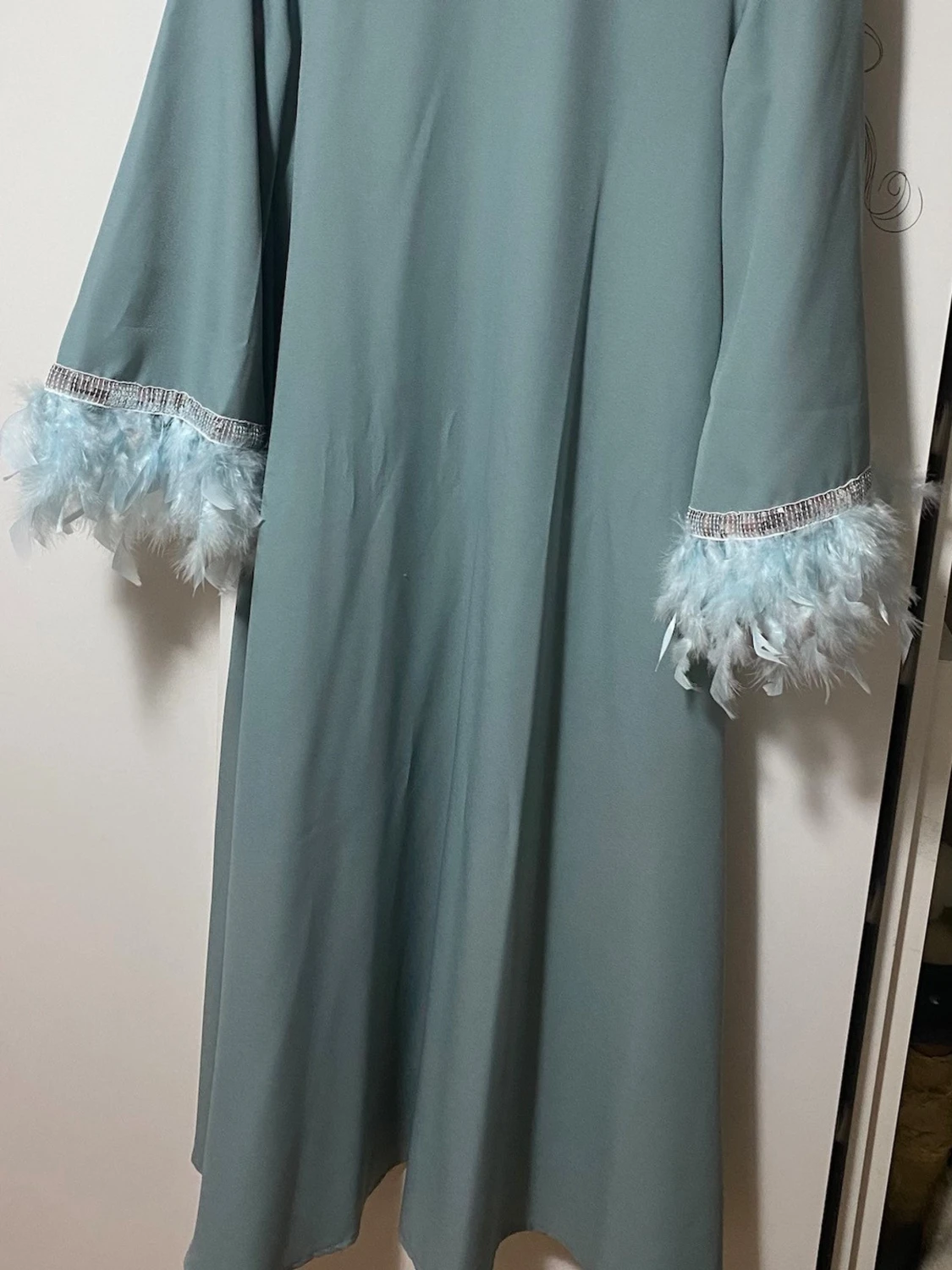  långklänning med fjädrar - 2
