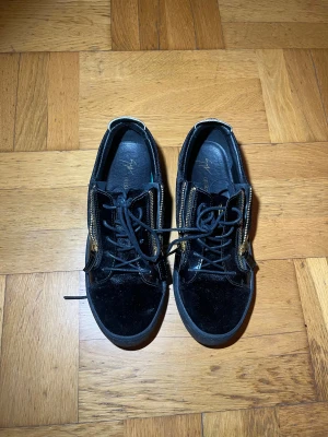  Skor  Giuseppe Zanotti - De är i utmärkt skick, mycket sparsamt använda. Sulorna är lite smutsiga, men allt annat är i gott skick. Jag vill köpa en annan modell, så jag säljer dessa. Jag har varken lådan eller kvittot.