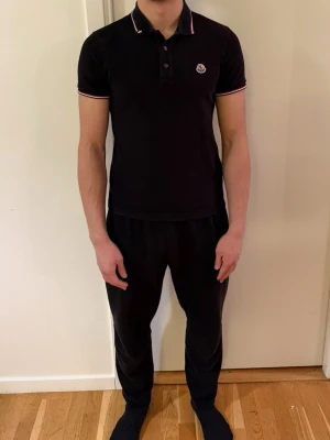 Äkta Moncler piké - Äkta Moncler Piké, ordinarie pris 3599