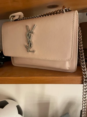 Saint Laurent Sunset bag  - Saint Laurent sunset bag| I mycket bra skick 8/10| kedjan, hantaget är ej ysl | pris kan diskuteras så lägg gärna ett bud 😊
