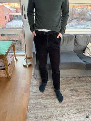 Oscar Jacobson - Jättesnygga manchesterbyxor från Oscar Jacobson, storlek S motsvarande 46. Midjemått: 41 cm Innerbenslängd: 72 cm. Nypris= 2300