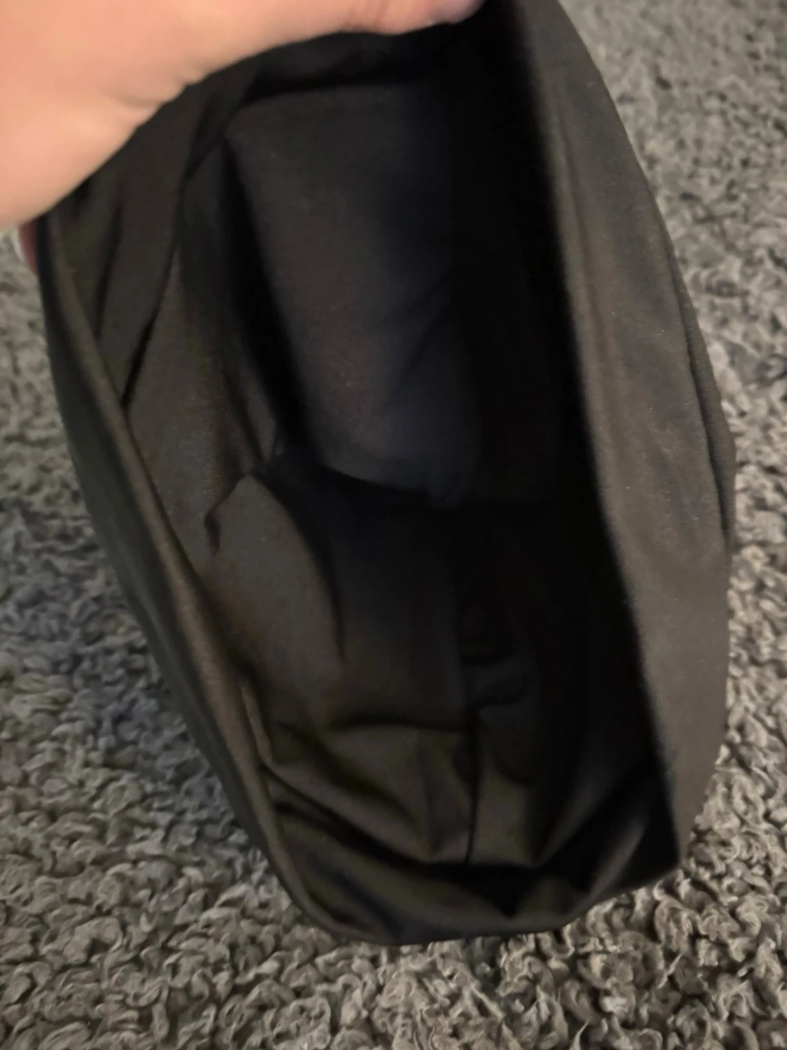 Svart mössa med graffiti-tryck - 2