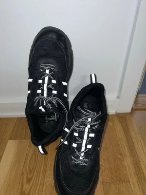 Svarta sneakers med vita detaljer - Svarta skor från Primark
