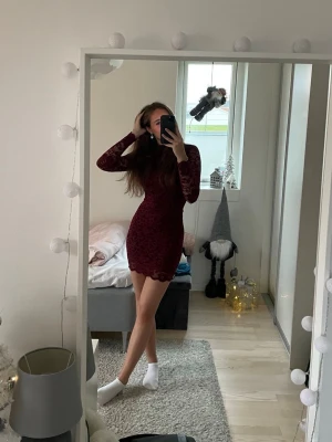 Vinröd klänning - Vinröd spetsklänning med öppen rygg från Bikbok