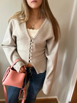 Beige kofta med v-ringning och knappar - såå snygg, passar till allt!!! 💖