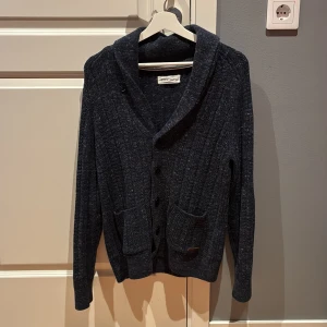 Varm stickad cardigan - Fet cardigan till salu. Säljer pga växt ifrån den.