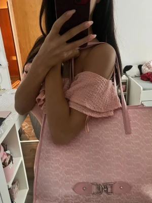 Pink juicy couture bag - Rymlig modell med axelhandtag och dragkedja. Väskan är i fint använt skick och hel överlag. Det finns några små ljusa fläckar på tyget (se bild), men de syns nästan aldrig i vanligt ljus och stör inte helhetsintrycket. Perfekt som vardagsväska eller till skolan/stan🥰🥰