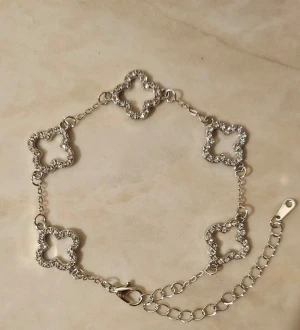 Silverfärgad armband✨️🩶 - Silverfärgad armband med klöver✨️🫶