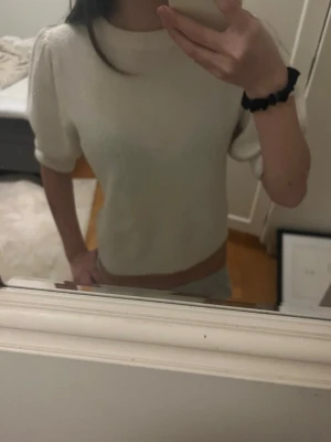 Vit stickad tröja  - Vit stickad tröja passar till allt ❤️ Inga fläckar eller defekter ser helt ny ut knappt använd ❤️