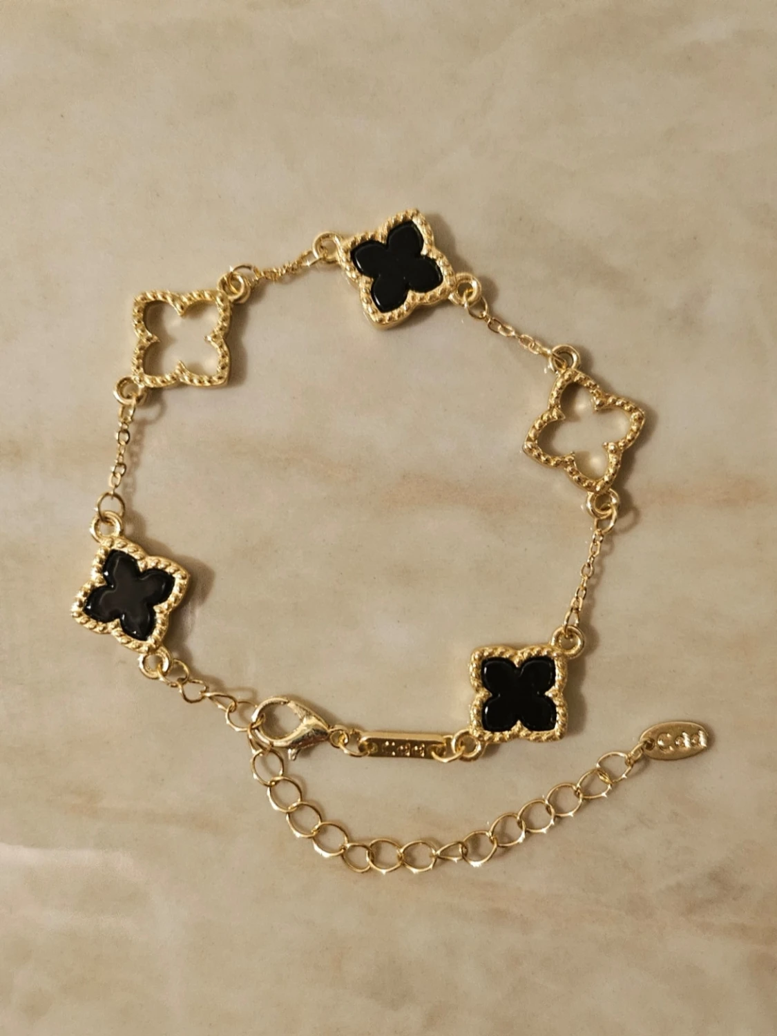 Guldfärgat armband med svarta klöver✨️🖤