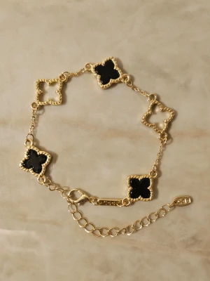 Guldfärgat armband med svarta klöver✨️🖤 - Guldfärgat armband med svarta klöver✨️🫶