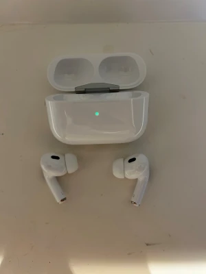 AirPods Pro - Säljer ett par AirPods Pro med laddningsetui och originalförpackning. Hörlurarna är i fint skick med endast mindre tecken på normalt bruk. Aktiv brusreducering och trådlös laddning. Perfekt för musik, samtal och träning.