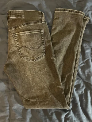 Svarta slim fit jeans från Jack & Jones - Säljer dessa slim fit jeans från Jack & Jones för att de int roades mig längre. Storlek W32/L34. Bra pris.