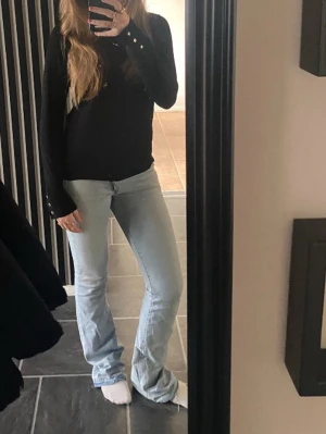 Levis 517 ljusblå bootcut jeans - Säljer ett par ljusblå Levis 517 jeans med klassisk bootcut passform och låg midja. Midjemått rak över 36cm, innebenslängd 80cm ❤️