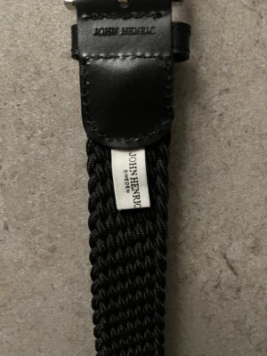 John Henric bälte  - Tja! Säljer detta snygga bälte från John Henric i längd 90 cm. Skicket är mycket bra och bältet är endast använt ett fåtal gånger. Vid frågor är det bara att kontakta mig 🤩