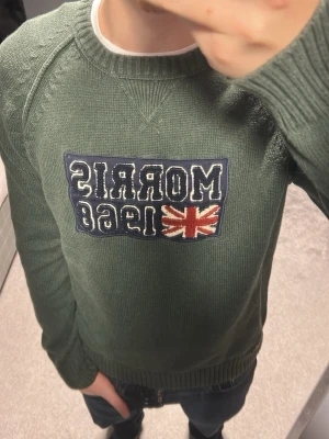 Grön stickad tröja från  Morris  - En mörkgrön stickad tröja från Morris i stl M. Tröjan är i toppen skick utan några defekter. Hör gärna av dig vid frågor eller funderingar och priset kan alltid diskuteras✅✅